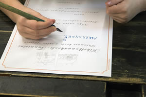 Mustvee valla esimeste klasside õpilased Palamusel ajaloolises koolitunnis 16.10.2023